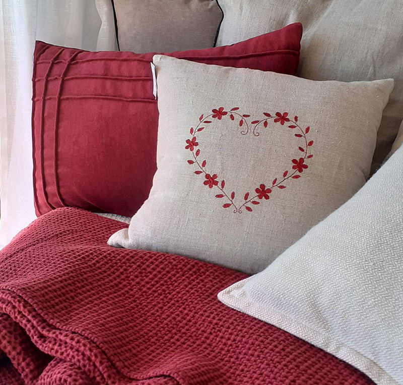 Coussin-lin-broderie-coeur-chalet