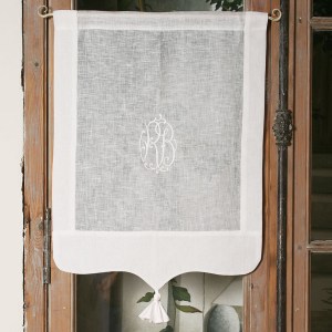 Rideau brise-bise déco maison de famille en voile de lin blanc bordé de drap de lin et brodé d'un d'un monogramme 